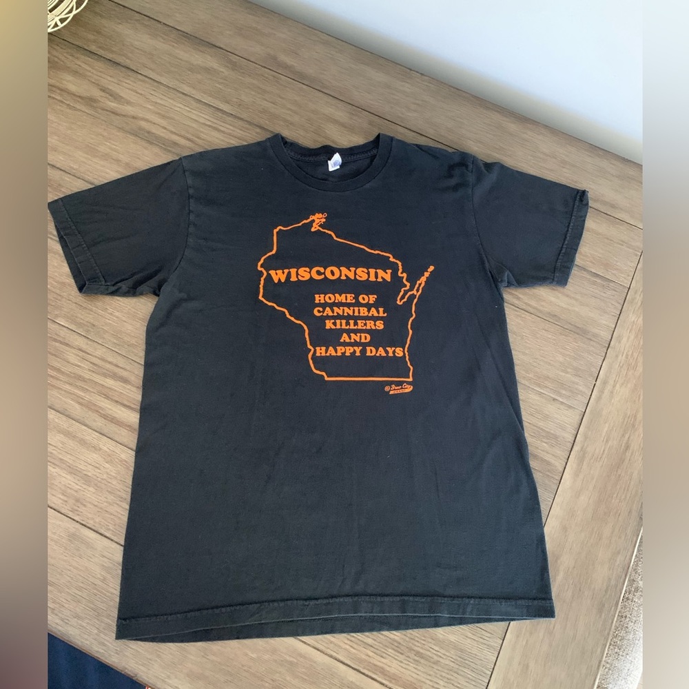 “Wisconsin Home of Cannibal Killers and Happy Days”Mens size Large T-shirt
